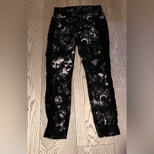 Lululemon Black graphic legging. Size 10